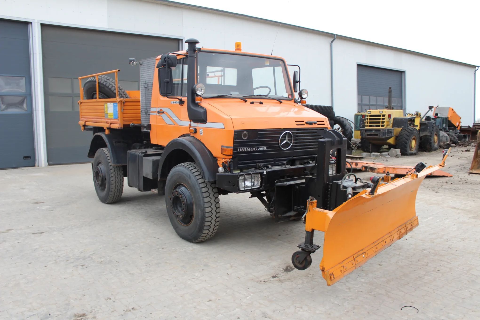 Mercedes-Benz UNIMOG U 2450 z Niemiec  Unimog moc 240 KM