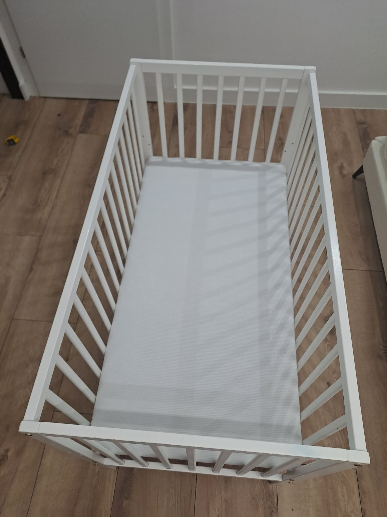 Białe łóżeczko 120x60 z materacem