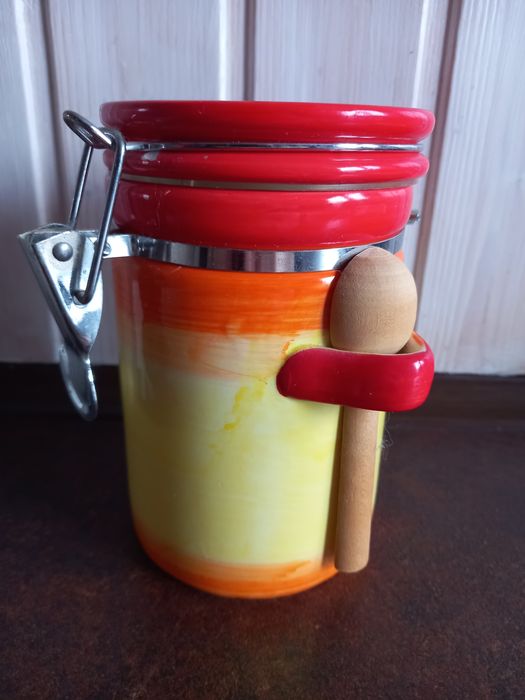 Ceramiczny pojemnik kuchenny retro z owocami + drewniana łyżeczka