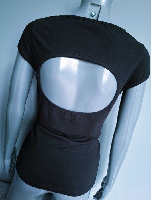 Czarna bluzka z nadrukiem ust wycięte plecy