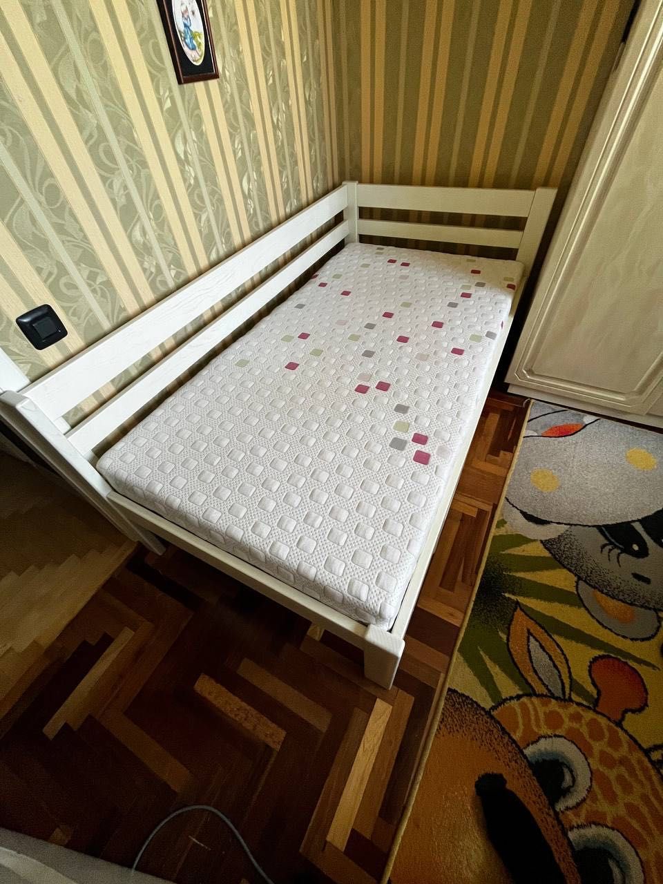 Дитяче ліжко з дерева  білого кольору + матрас