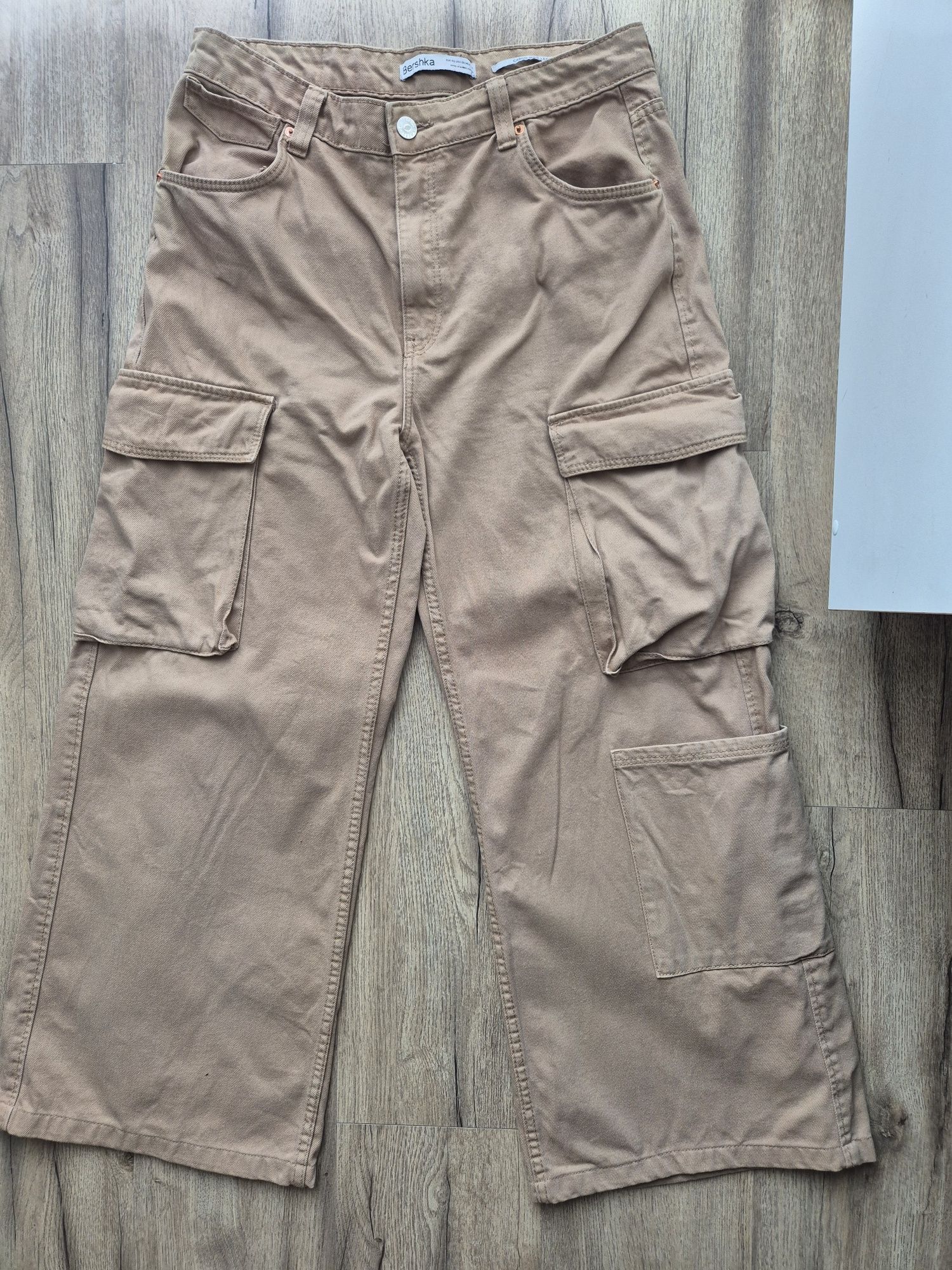 Spodnie karmelowe Cargo Bershka L 40 
Niewiele noszone