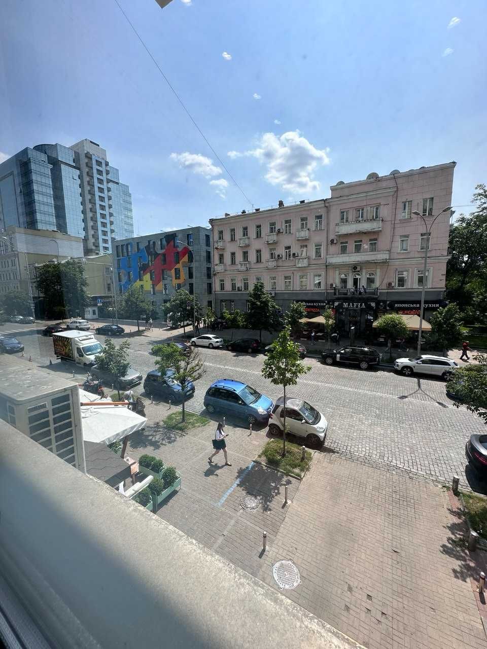 Продаж фасадного офісу вул Б Хмельницького, 32. 42м2, два рівні, без %