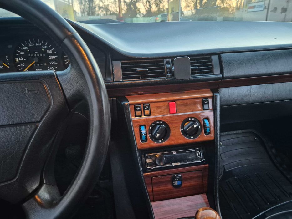 Mercedes 124 Купе в гарному стані