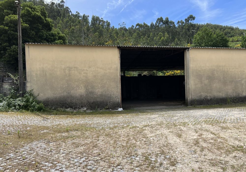 Arrendam-se Armazéns e Escritórios em parque industrial com 15.000m2
