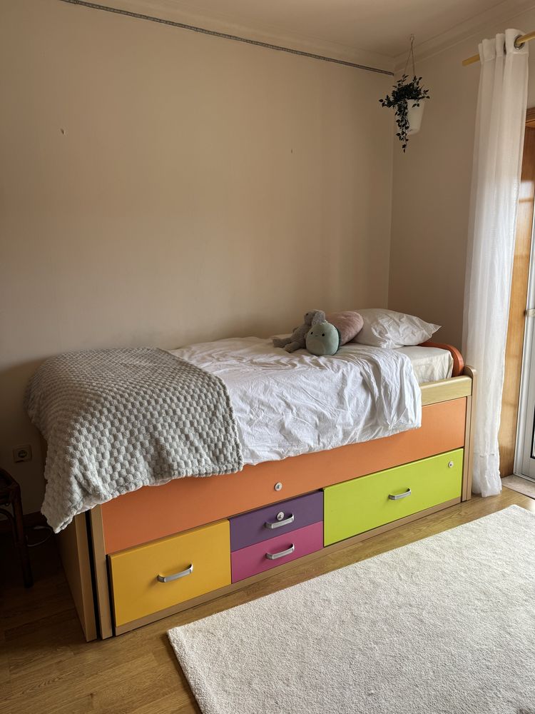 Cama dupla com 2 colchoes e arrumaçao