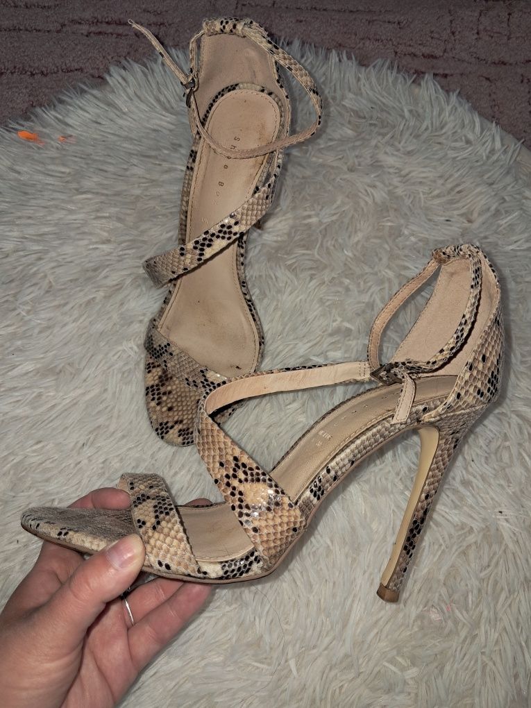 Buty na obcasie wężowy wzór Shoes Box