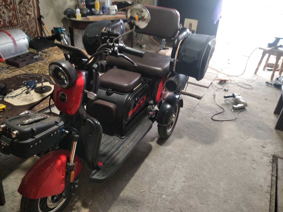 Продам електроскутер трьохколісній.