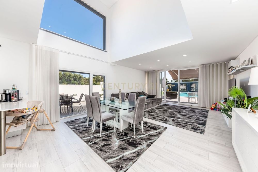 Moradia T4 com 3 Suites, Piscina e Anexo T1 – Marisol, Charneca de Cap