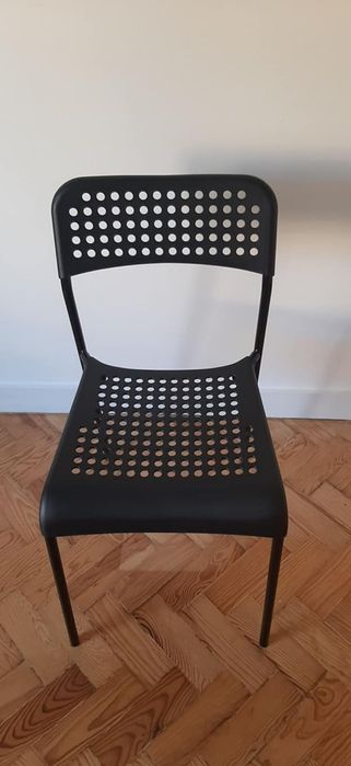 Cadeiras Pretas de Plástico e Metal