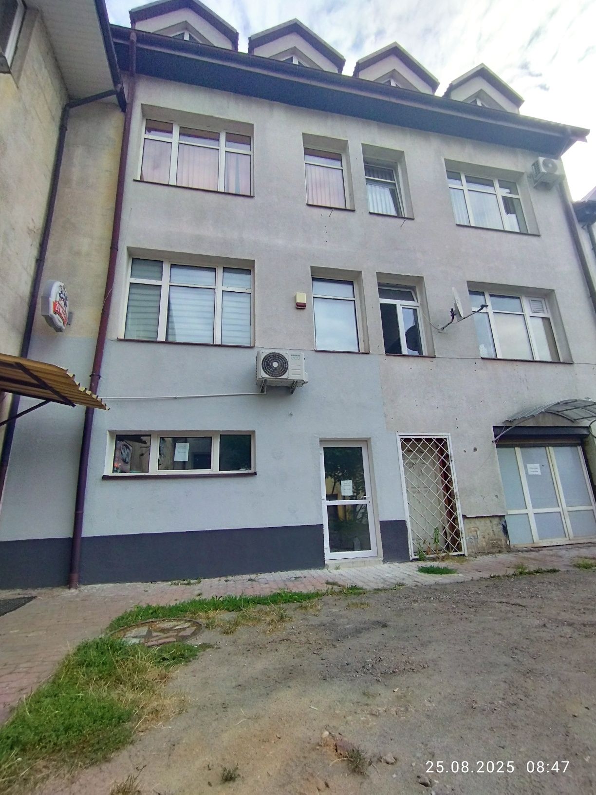 Lokal handlowo -usługowy do wynajęcia Al.Armii Kranowej 25A