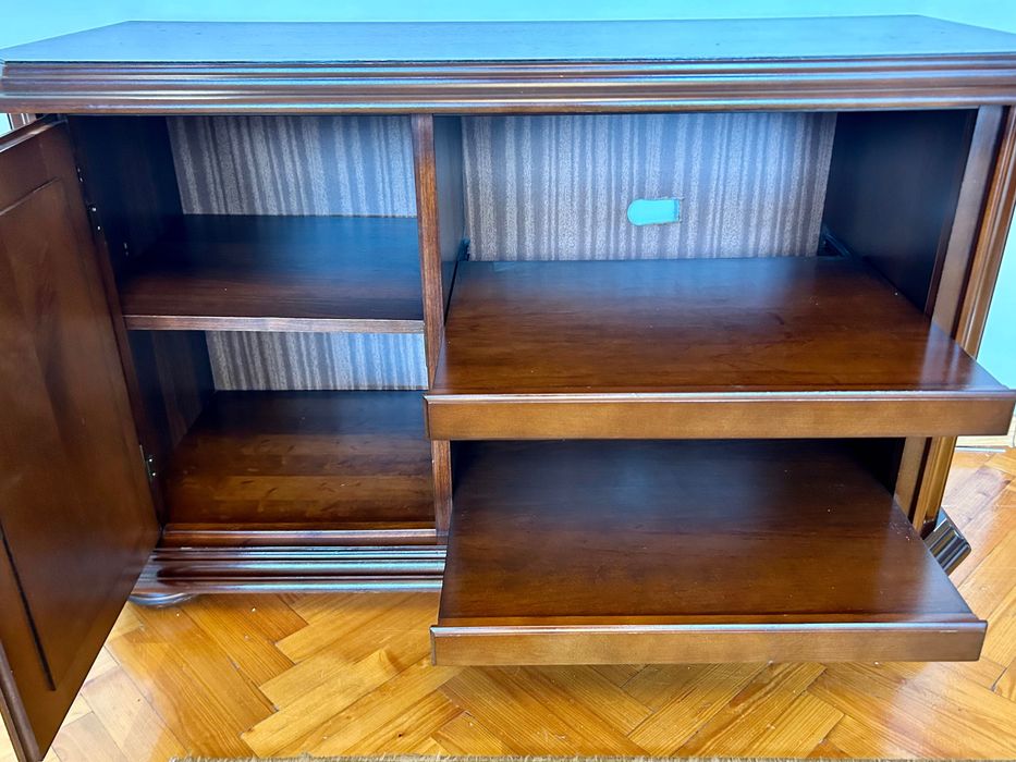 Drewniana szafka pod telewizor/kredens w kolorze orzecha