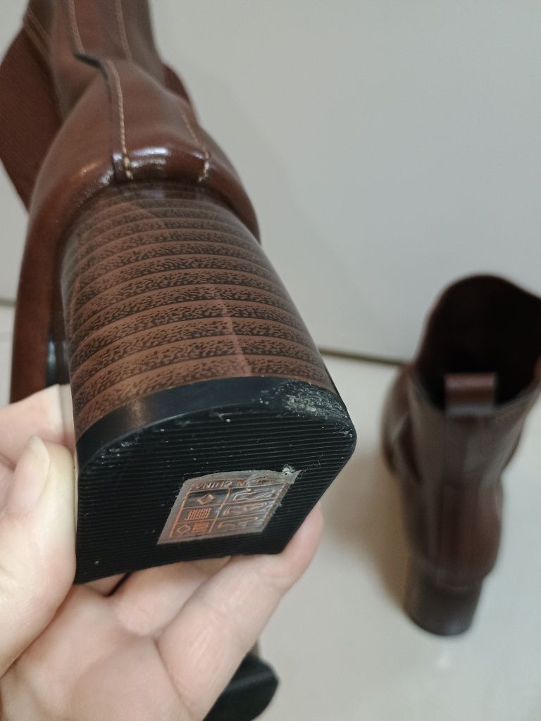 Botki wysokie carmel r 39 25,5 cm beż brąz na obcasie ze skarpetą
