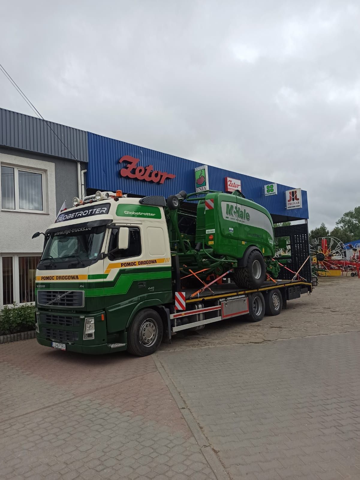 Pomoc drogowa laweta transport pojazdów maszyn rolniczych budowlanych