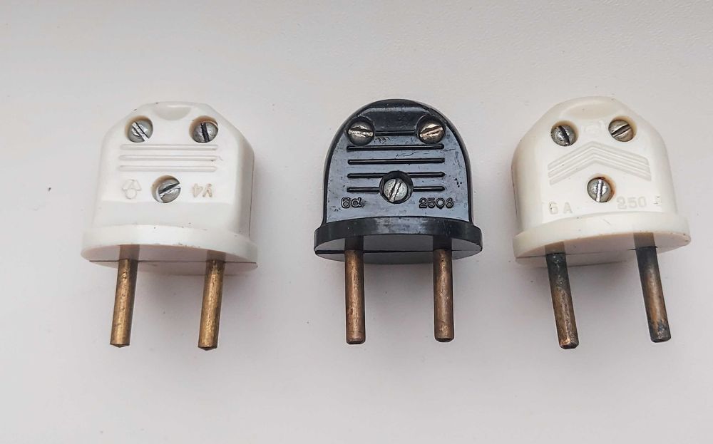 Петлі ,ручки,шпінгалети,розетки , вилки , виключатель, коронка