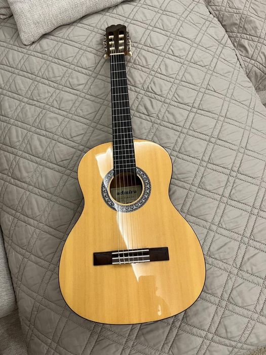 Guitarra clássica admira Alba 3/4
