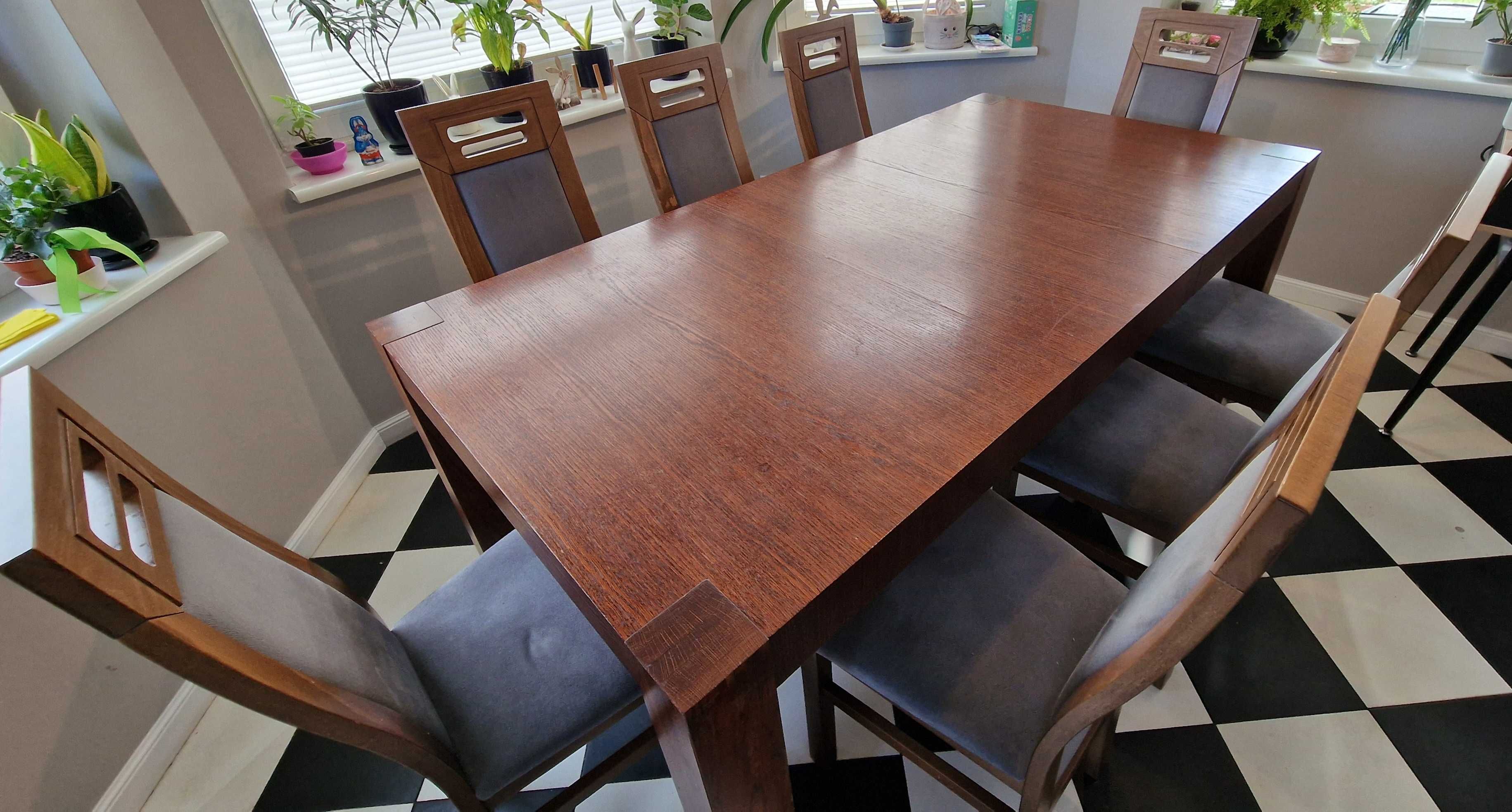 Stół firmy PAGED oraz 8 krzeseł