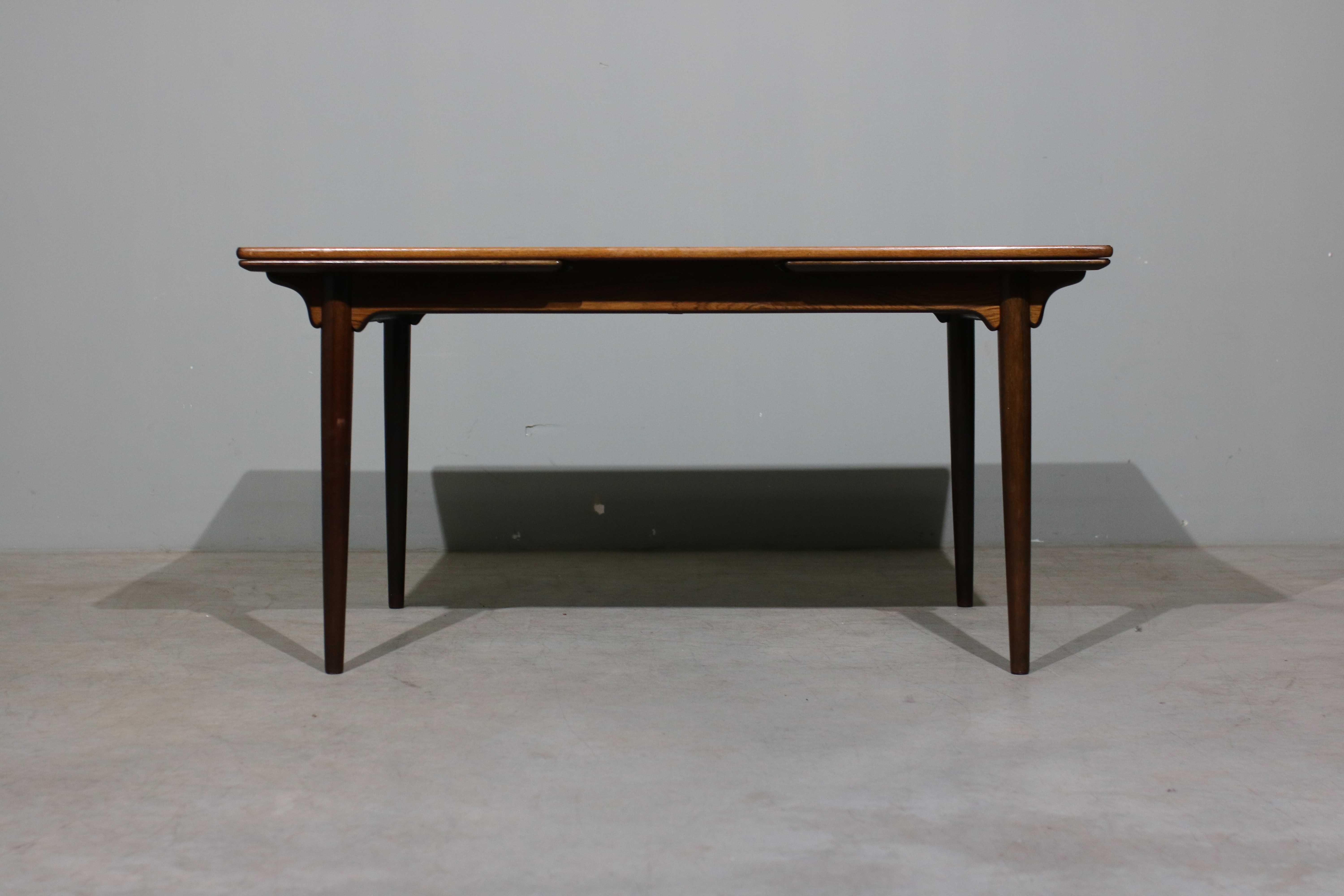 Mesa de jantar Gunni Omann modelo 54 em pau santo | Danish Design