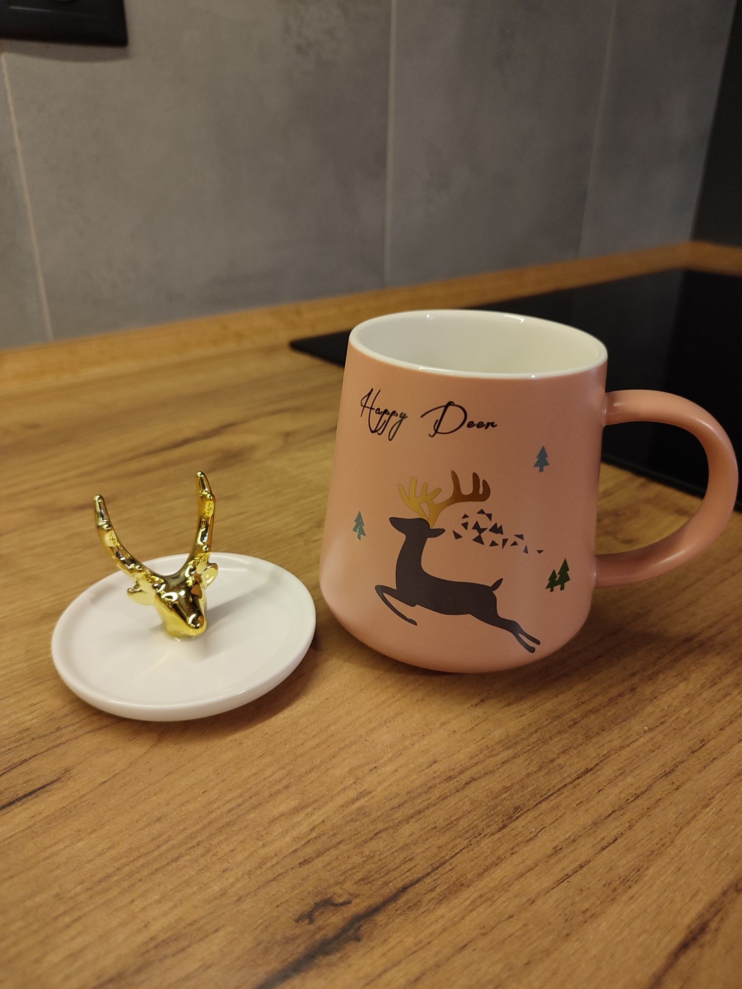 Porcelanowy kubek ROSIE różowy z ozdobną przykrywką 0,4