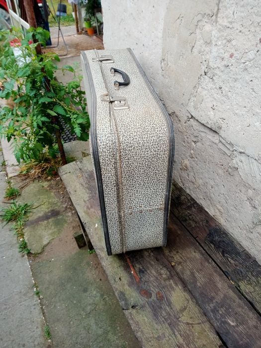 продам  чемодани