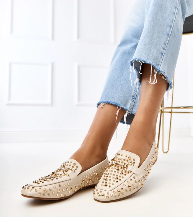 Beżowe mokasyny zdobione ćwiekami Lea