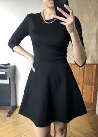 Czarna sukienka mini rozkloszowana