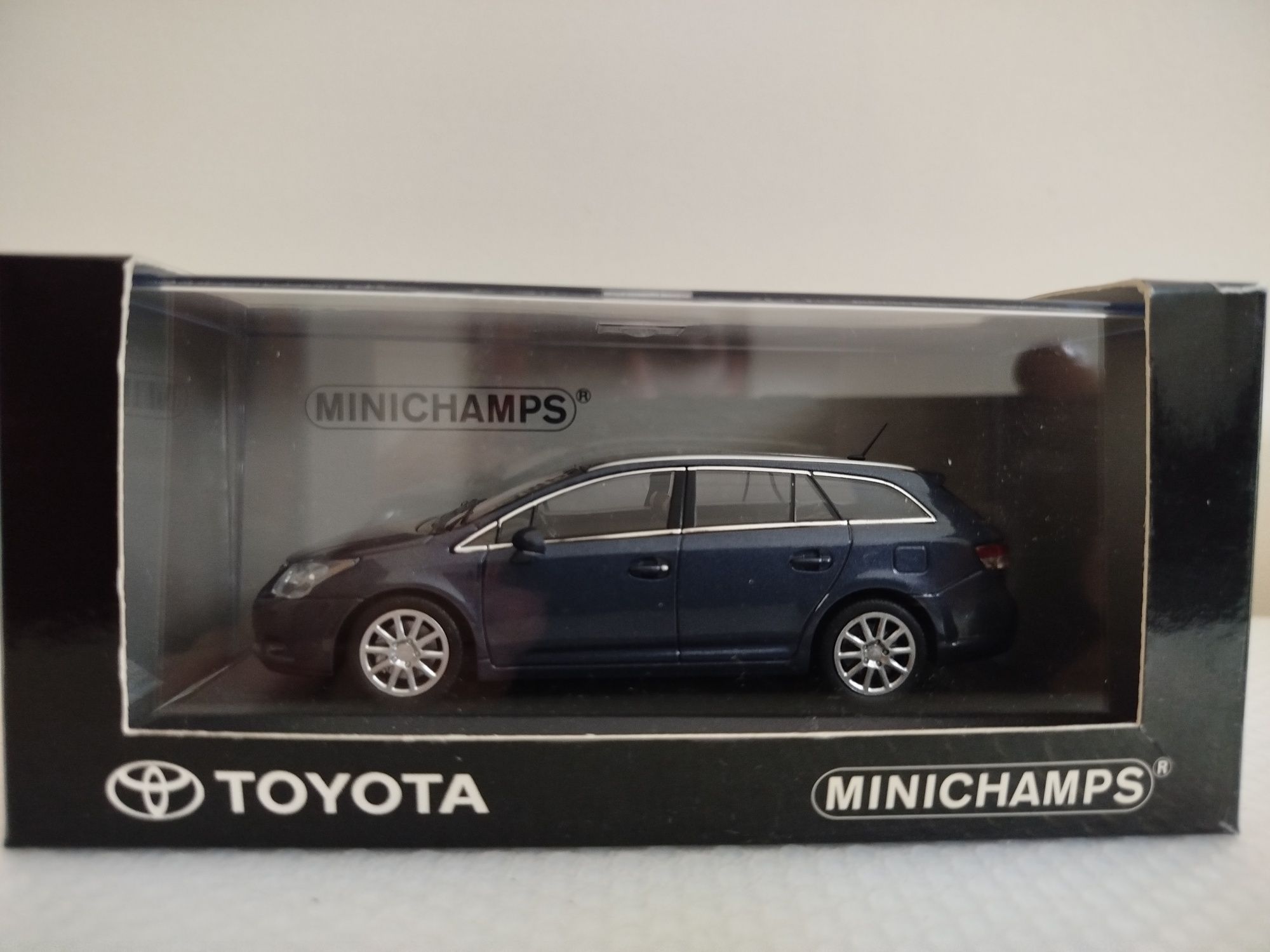 Miniatura Toyota Avensis SW 1/43 Nova