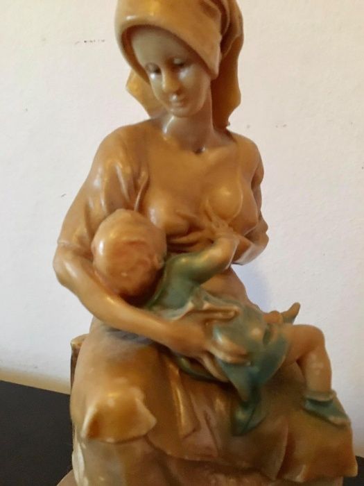 Escultura de mãe a amamentar