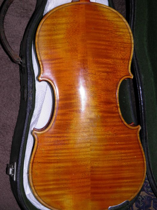 Stare skrzypce bez strun.