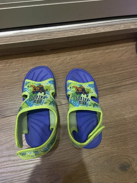 Віддам безкоштовно сандалі