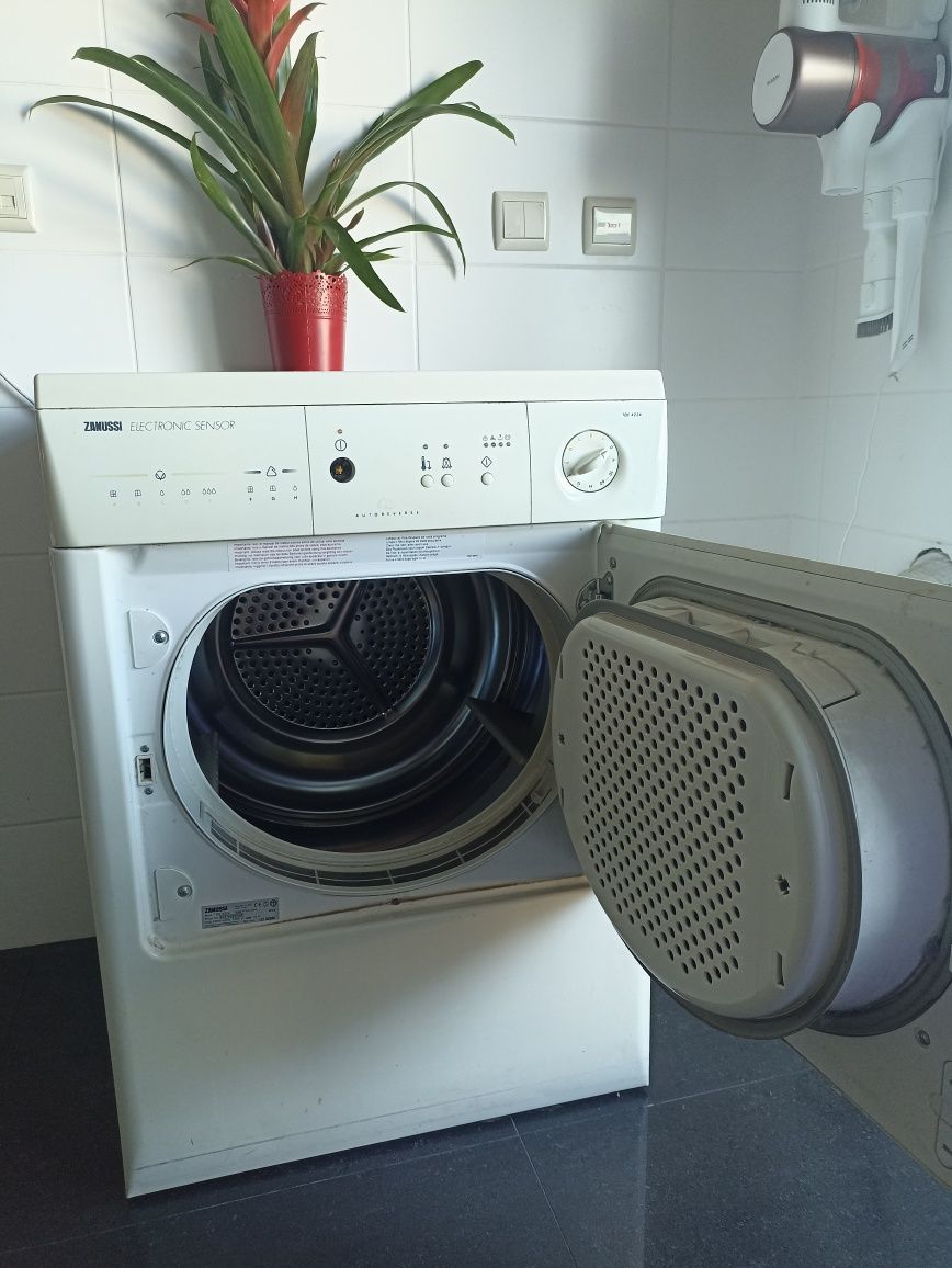 Máquina de Secar Roupa Zanussi