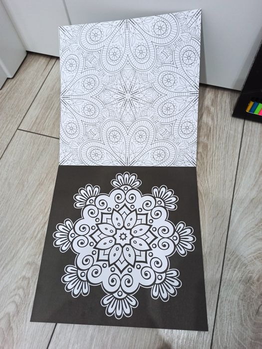 Kolorowanki antystresowe mandala z kredkami
