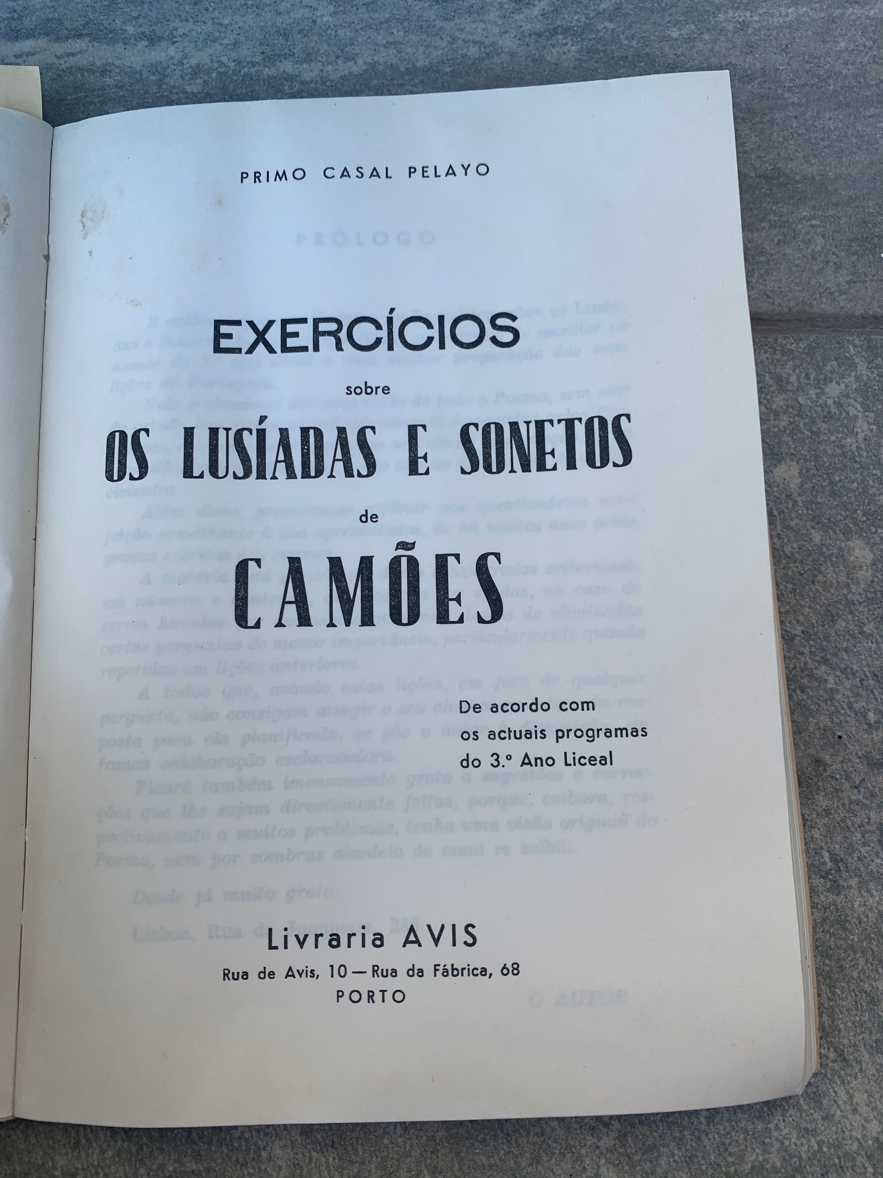 Livro antigo de exercícios sobre os LVSÍADAS E SONETOS DE CAMÕES