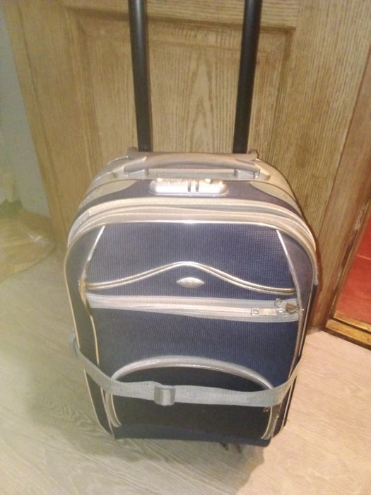 Чемодан средний на колесах