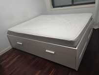 Cama completa com 4 gavetas e colchão.