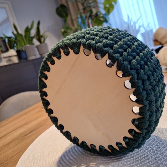 Koszyczek na sklejkowym, stabilnym dnie.