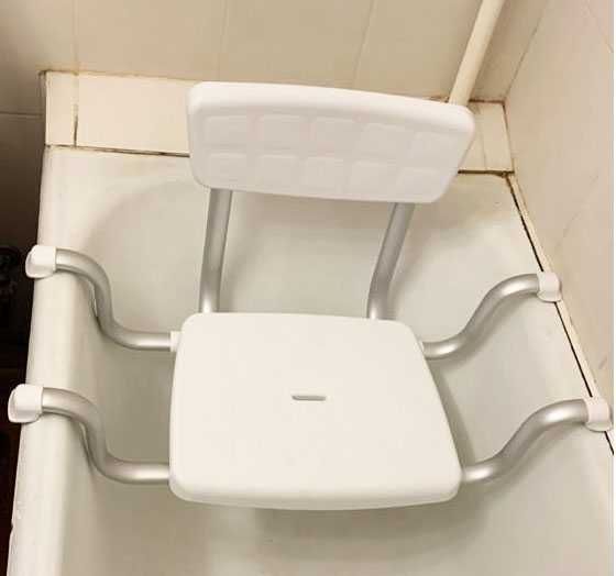 Сидіння для ванної зі спинкою в ідеальному стані