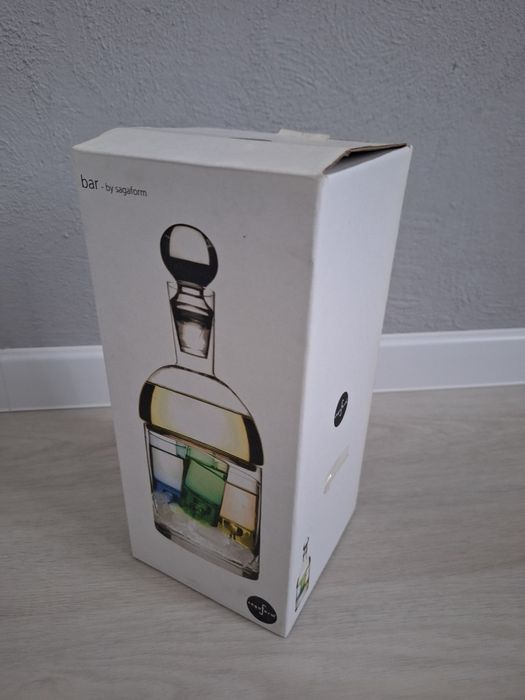 Karafka z pojemnikiem na lód i kolorowymi kieliszkami