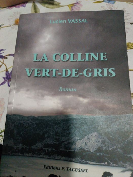 La colline vert-de-gris. Portes incluídos