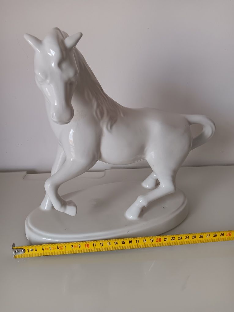 Cavalo de loiça Alcobaça
Da Alfal de Alcobaça 
Medidas nas fotos
Em mu