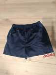 Niebieskie spodenki adidas