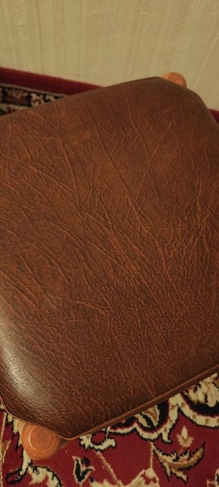 Taboret tapicerowany niski