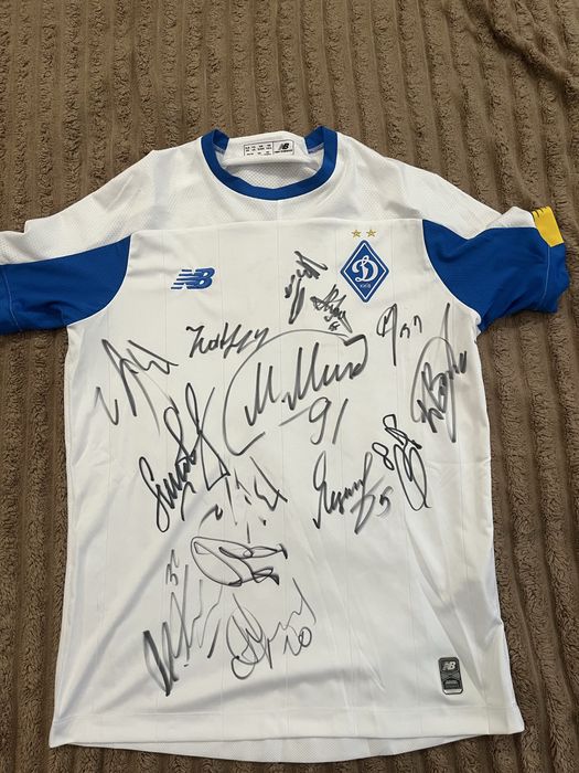 Футболки с автографами игроков Динамо Киев