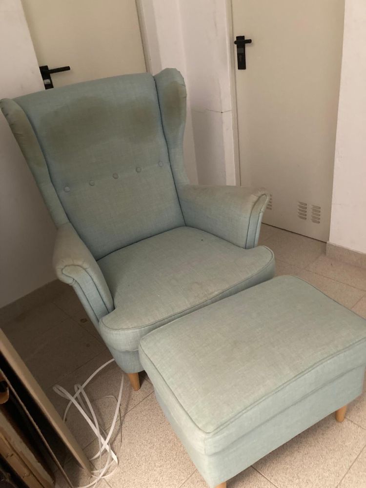 Cadeirao ikea com repousa pes