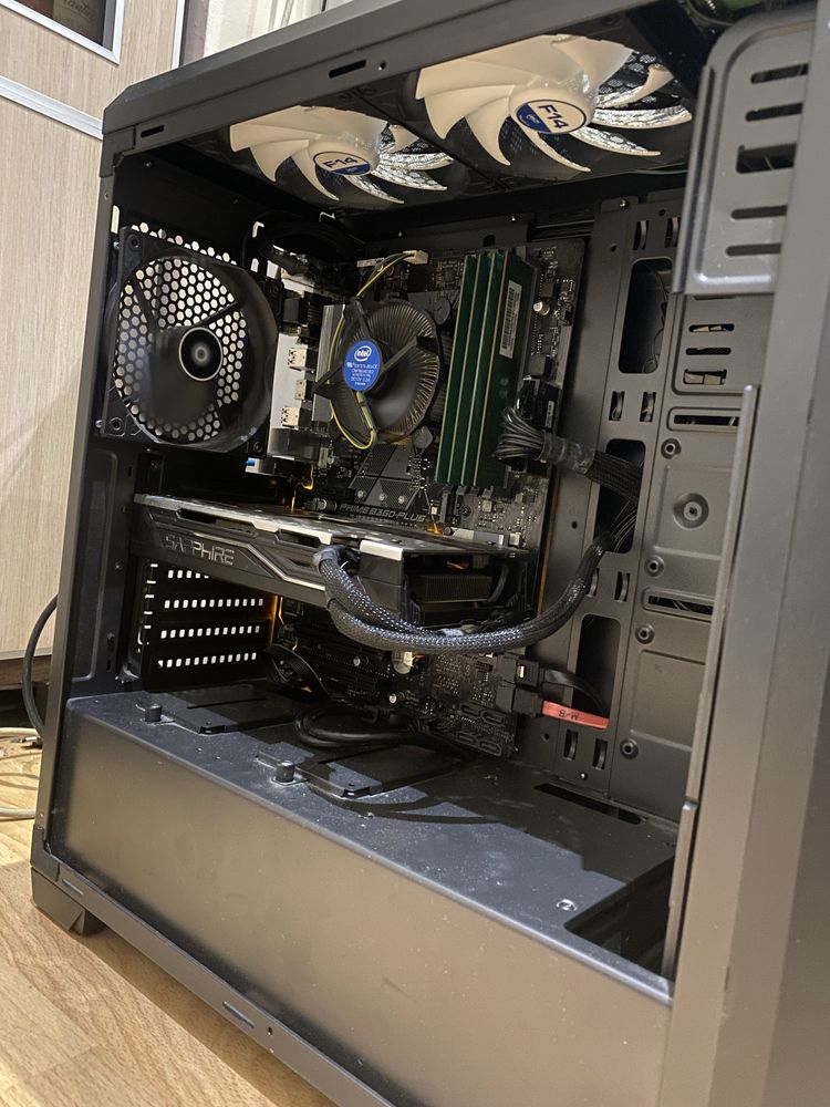 Pc i5-9400f, 16GB RAM, RX580 8GB, SSD 120GB,HDD 1TB