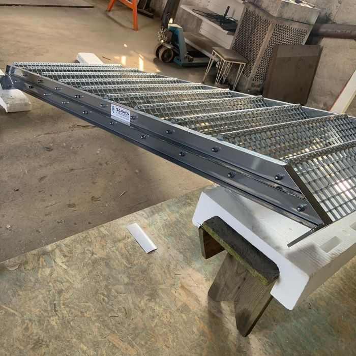 Schody metalowe zewnętrzne  stalowe techniczne krata