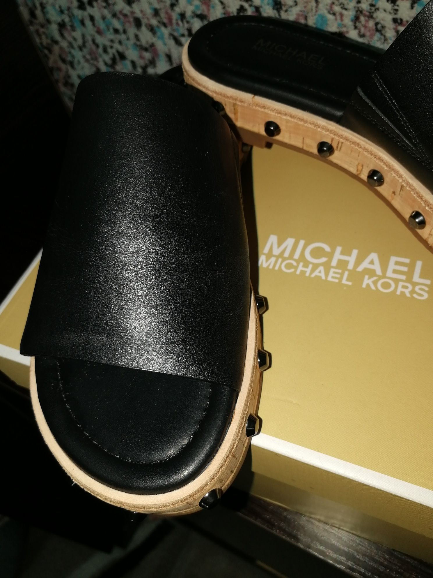 Продам новые оригинальные шлепки Michael Kors
