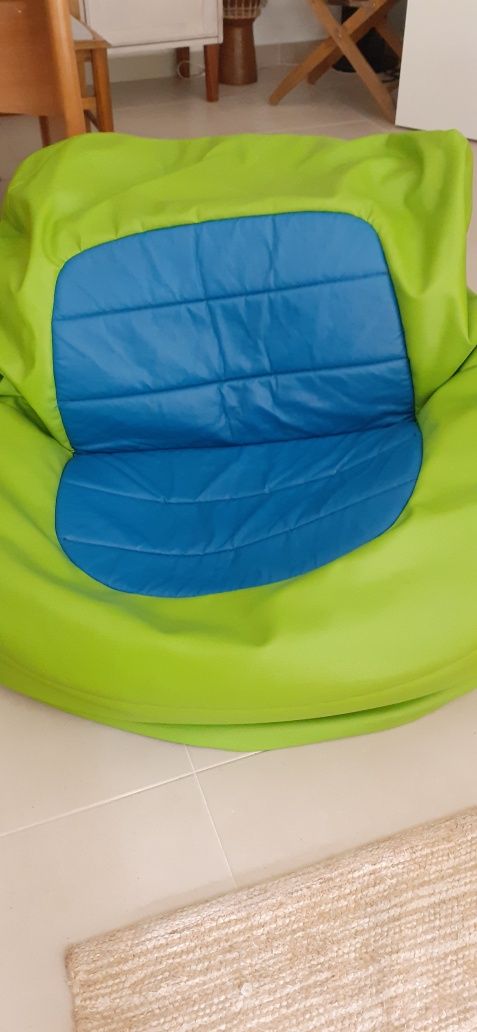 Puf em napa cor azul e verde