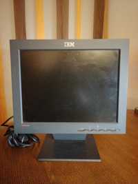 Monitor LCD IBM a funcionar