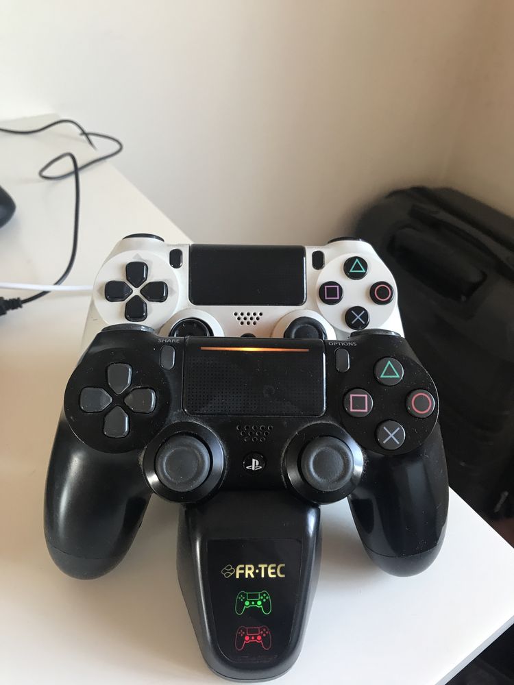 FR-TEC Carregador Duplo Comandos PS4